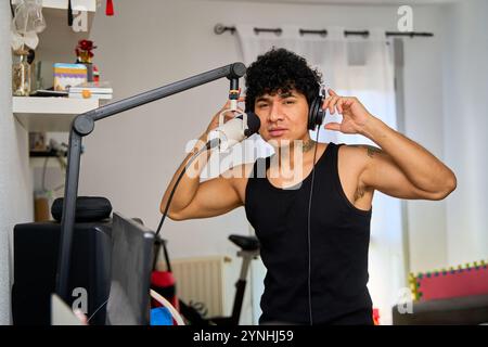 homme latin chantant et enregistrant la chanson avec un microphone Banque D'Images