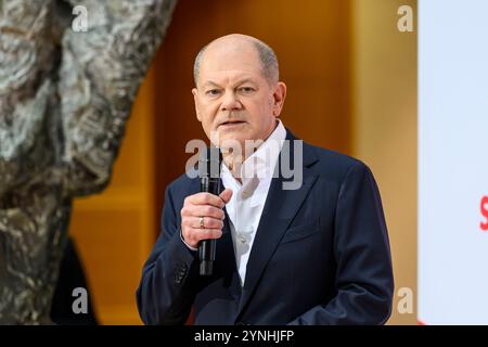 Berlin, Deutschland. 25 novembre 2024. GER, Berlin, Pressekonferenz, Pressekonferenz mit den SPD-Vorsitzenden Saskia Esken und Lars Klingbeil sowie Olaf Scholz nach Gremiensitzung, SPD, Politik im Atrium, Willy-Brandt-Haus, im Bild v.l. : OLAF Scholz, 25.11. 2024, . Crédit : HMB Media/Alamy Live News Banque D'Images