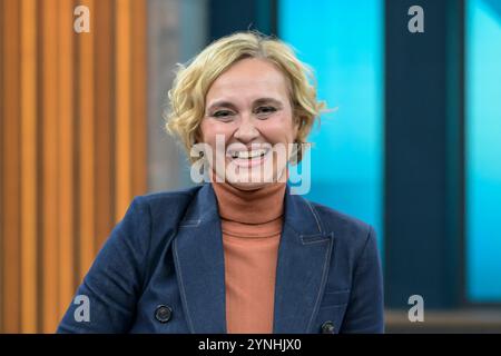 Berlin, Deutschland. 24 novembre 2024. GER, Berlin, Studio, zu Gast BEI - Caren Miosga, Polittalk, TV, format, mit Moderatorin, NDR, Das Erste, aus Adlershof - Am Studio 20, im Bild : Caren Miosga, 24.11.2024, . Crédit : HMB Media/Alamy Live News Banque D'Images