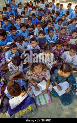 Inde, Rajasthan, classe d'école primaire ayant des leçons à l'extérieur entre Jodhpur et Jaipur. Banque D'Images