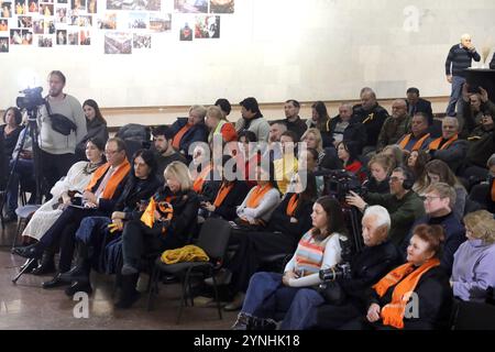 KIEV, UKRAINE - le 22 NOVEMBRE 2024 - les invités assistent à l'événement conversations of Generations dans le hall central du Centre national de la Maison ukrainienne qui accueille l'exposition We Can't Be Defeat marquant le 20e anniversaire de la Révolution orange, Kiev, capitale de l'Ukraine. Banque D'Images