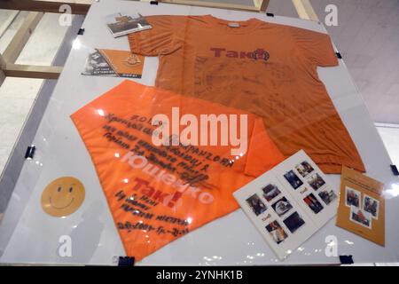 KIEV, UKRAINE - 22 NOVEMBRE 2024 - le Centre national de la Maison ukrainienne accueille l’exposition We Can’t Be Defeated marquant le 20e anniversaire de la Révolution orange, Kiev, capitale de l’Ukraine. Banque D'Images