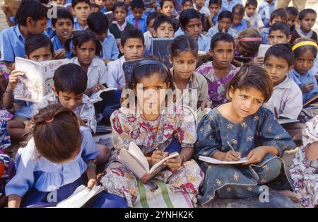 Inde, Rajasthan, classe d'école primaire ayant des leçons à l'extérieur entre Jodhpur et Jaipur. Banque D'Images