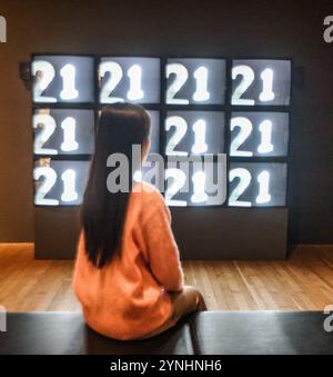 Tate Modern, Londres, Royaume-Uni. 26 novembre 2024. Le spectacle comprend des installations et des œuvres d'art interactives, dont l'installation Chromointerférent Environment de Carlos Cruz-Diez, une salle couverte de papier peint pixélisé rouge et bleu de François Morellet distribution Random, et Liquid Views de Monika Fleischmann et Wolfgang Strauss, l'une des premières expériences VR. Du 28 novembre 24-1 juin 25.Paul Quezada-Neiman/Alamy Live News Credit : Paul Quezada-Neiman/Alamy Live News Banque D'Images