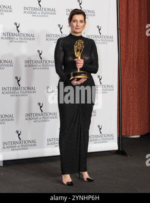Sidonie Dumas vêtue d'une robe d'Alaia récipiendaire du prix Directorat pose dans la salle de presse avec le trophée lors des International Emmy Awards à l'hôtel Hilton Times Square à New York le 25 novembre 2024. (Photo de Lev Radin/Sipa USA) Banque D'Images