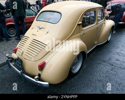 Vue de trois quarts arrière d'une Renault 4CV Beige, 1955, exposée au Pall Mall, lors du spectaculaire St James Motoring 2024 Banque D'Images