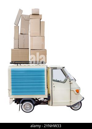 Fourgon de livraison de scooter italien à trois roues vintage avec des colis en carton et des boîtes sur le dessus isolé sur un fond blanc Banque D'Images