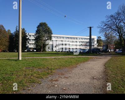 Bâtiment de la clinique de chirurgie ambulatoire et généraliste (poliklinika) à Liptovsky Hradok, Slovaquie Banque D'Images