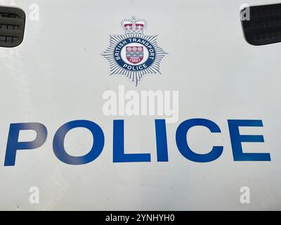 Londres, Royaume-Uni. 26 novembre 2024. Le lettrage « police » sur un véhicule de la police des transports britannique à Londres. Crédit : Julia Kilian/dpa/Alamy Live News Banque D'Images