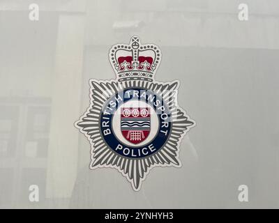 Londres, Royaume-Uni. 26 novembre 2024. Un logo de la British transport police à Londres. Crédit : Julia Kilian/dpa/Alamy Live News Banque D'Images