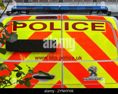 Londres, Royaume-Uni. 26 novembre 2024. Un véhicule de la police des transports britannique à Londres crédit : Julia Kilian/dpa/Alamy Live News Banque D'Images