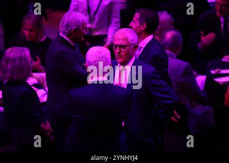 Sydney, Australie. 26 novembre 2024. Les participants socialisent avant que Petr Pavel, président de la République tchèque, ne prononce la conférence Lowy 2024 à l'hôtel de ville de Sydney. Photo : L'ancien premier ministre australien Malcolm Turnbull et sa femme Lucy s'entretiennent avec Petr Pavel, président de la République tchèque. Crédit : Richard Milnes/Alamy Live News Banque D'Images