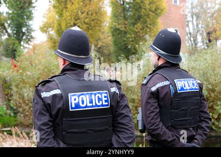 deux policiers en patrouille Banque D'Images