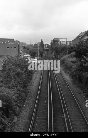 Poole, Dorset, Angleterre. 2 octobre 2024. Vue en niveaux de gris d'une ligne de chemin de fer droite. Banque D'Images