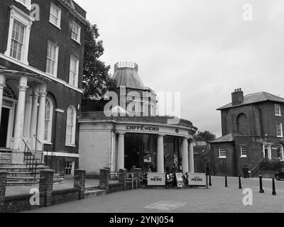 Poole, Dorset, Angleterre. 2 octobre 2024. Vue en niveaux de gris du café Cafe Nero sur High Street. Banque D'Images