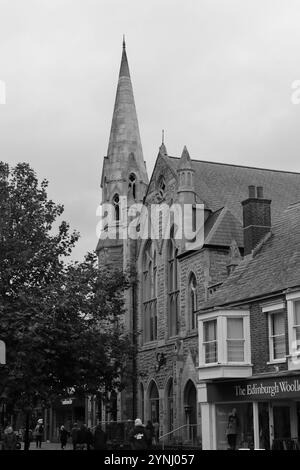 Poole, Dorset, Angleterre. 2 octobre 2024. Vue en niveaux de gris de l'église méthodiste de Poole. Banque D'Images