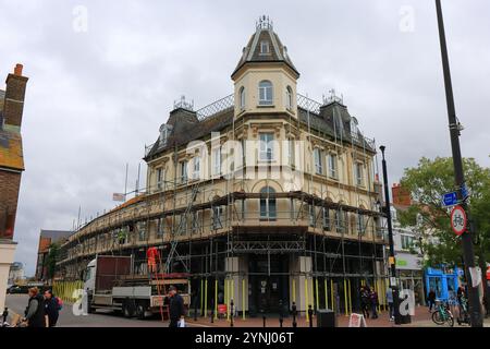 Poole, Dorset, Angleterre. 2 octobre 2024. Vue couleur d'un bel immeuble sous échafaudage, abritant un café au rez-de-chaussée. Banque D'Images