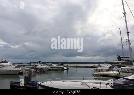 Poole, Dorset, Angleterre. 2 octobre 2024. Bateaux attachés à leurs amarres dans le port. Banque D'Images