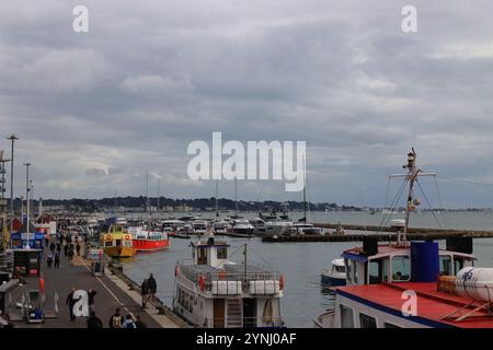 Poole, Dorset, Angleterre. 2 octobre 2024. Le quai animé de Poole Harbour. Banque D'Images