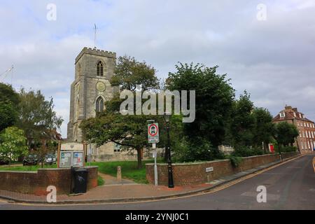 Poole, Dorset, Angleterre. 2 octobre 2024. Vue en couleur de l'église St James, partiellement dissimulée par des arbres. Banque D'Images