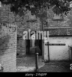 Poole, Dorset, Angleterre. 2 octobre 2024. Vue en niveaux de gris de Bowling Green Alley. Banque D'Images