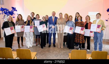 Hilversum, pays-Bas, 2024-11-26 12:53:55 HILVERSUM, 2611-2024, Centraal Museum UtrechtKing Willem Alexander et Queen Máxima présentent les certificats de croissance à Hilversum aux vingt-deux organisations participantes de la quatrième édition du Programme de croissance du Fonds Oranje. PHOTO : NLBeeld/Patrick van EmstDans la photo : crédit : NL Beeld/Patrick van EMST Banque D'Images