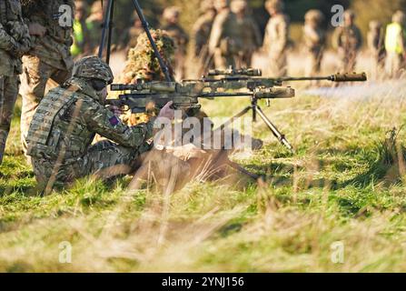 Le prince de Galles, colonel des Welsh Guards, tire un fusil de tireur d'élite lors d'une visite au 1er bataillon Welsh Guards à Salisbury Plain, Wiltshire, pour entendre comment ils sont passés du service cérémonial à l'armée de campagne. Date de la photo : mardi 26 novembre 2024. Banque D'Images