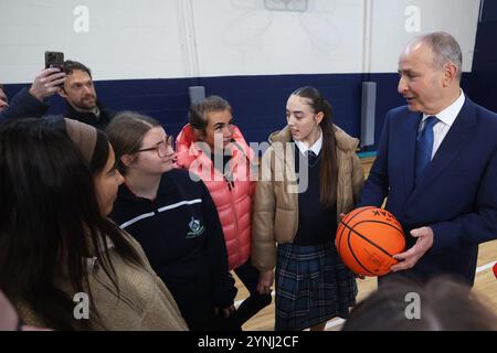 Tanaiste et Fianna Fail leader Micheal Martin rencontre des étudiants alors qu'il effectue des sondages à l'école secondaire St Seton à Ballyfermot, Dublin, avant les élections générales du 29 novembre. Date de la photo : mardi 26 novembre 2024. Banque D'Images