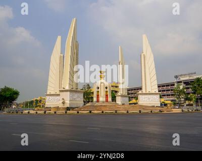 Bangkok, Thaïlande - 16 janvier 2020 : vue du Monument de la démocratie sur la route Ratchadamnoen. Banque D'Images