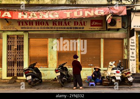 Deux dames edlerly locales discutant à Hanoi, Vietnam Banque D'Images