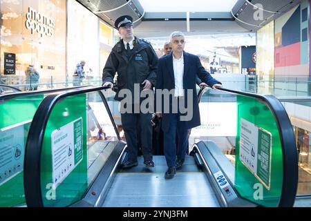 Le maire de Londres, Sadiq Khan, se joint aux policiers de la Metropolitan police en patrouille dans le centre commercial Westfield à Stratford, dans l’est de Londres, où le maire et la police travaillent ensemble pour augmenter les patrouilles afin de réduire la criminalité. Il a également vu comment le travail de partenariat amélioré du met cible les voleurs à l’étalage avec des opérations de piqûre pour lutter contre la criminalité dans le commerce de détail. Date de la photo : mardi 26 novembre 2024. Banque D'Images