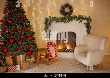 Soirée intérieur de Noël du salon décoré de guirlandes, d'un arbre de Noël et d'une cheminée, une chambre confortable du nouvel an Banque D'Images