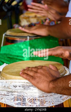 Plusieurs tambours atabaques décorés de tissus utilisés lors d'une cérémonie religieuse Umbanda au Brésil Banque D'Images