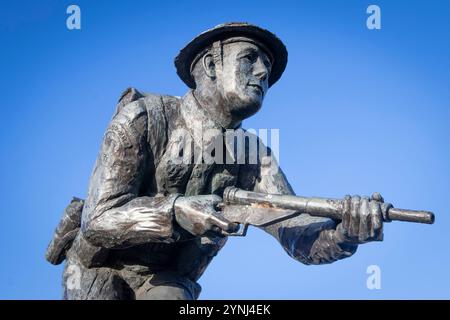 Stanley E. Hollis VC Memorial Statue d'un soldat en action portant un casque, tenant un fusil contre un ciel bleu clair middlesbrough uk Banque D'Images