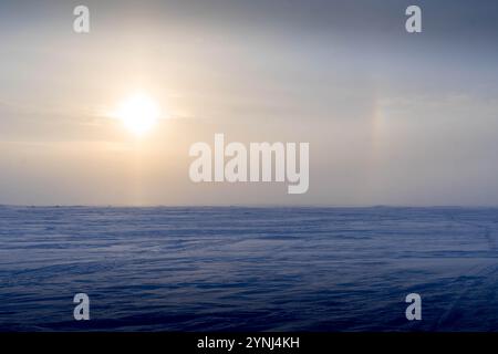 Le lever du soleil dans la toundra enneigée, avec de vastes merveilles hivernales et de beaux paysages, à Naryan-Mar, région de Nenets en Russie. Banque D'Images