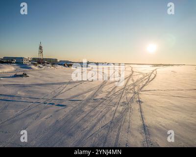 La vue aérienne hivernale de la rivière Pechora, avec des sentiers de motoneige, et le paysage hivernal de décembre à Naryan-Mar, Nord arctique russe. Banque D'Images