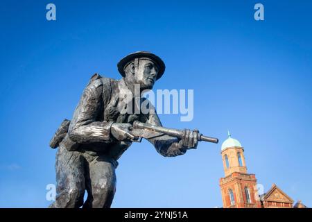 Stanley E. Hollis VC Memorial Statue d'un soldat en action portant un casque, tenant un fusil contre un ciel bleu clair middlesbrough uk Banque D'Images