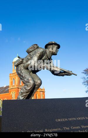 Stanley E. Hollis VC Memorial Statue d'un soldat en action portant un casque, tenant un fusil contre un ciel bleu clair middlesbrough uk Banque D'Images