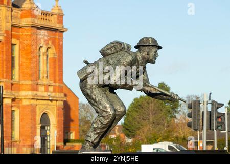 Stanley E. Hollis VC Memorial Statue d'un soldat en action portant un casque, tenant un fusil contre un ciel bleu clair middlesbrough uk Banque D'Images