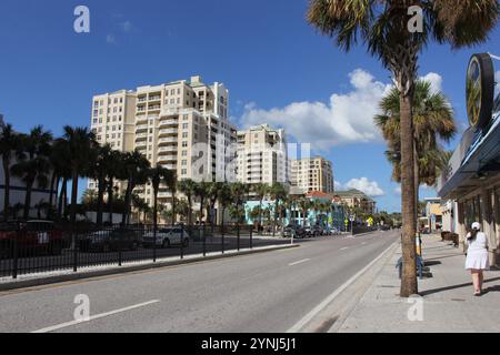 Clearwater Beach FL - 3 novembre 2024 : bâtiments le long du front de mer à Clearwater en Floride Banque D'Images