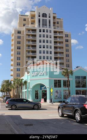 Clearwater Beach FL - 3 novembre 2024 : bâtiments le long du front de mer à Clearwater en Floride Banque D'Images