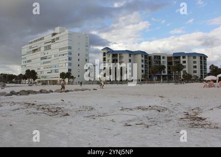 St Pete Beach FL- 3 novembre 2024 : bâtiments le long du front de mer à St Pete Beach Floride Banque D'Images