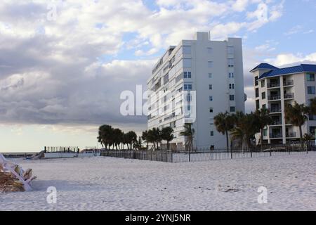 St Pete Beach FL- 3 novembre 2024 : bâtiments le long du front de mer à St Pete Beach Floride Banque D'Images