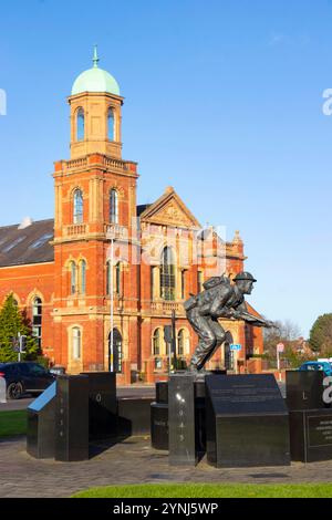 Stanley Hollis VC Memorial Statue en bronze en position accroupie portant un casque devant l'ancien appartements de la synagogue linthorpe route middlesbrough Banque D'Images