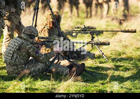 Le prince de Galles, colonel des Welsh Guards, tire un fusil de tireur d'élite lors d'une visite au 1er bataillon Welsh Guards à Salisbury Plain, Wiltshire, pour entendre comment ils sont passés du service cérémonial à l'armée de campagne. Date de la photo : mardi 26 novembre 2024. Banque D'Images
