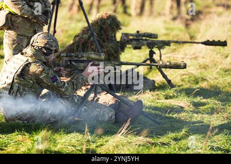 Le prince de Galles, colonel des Welsh Guards, tire un fusil de tireur d'élite lors d'une visite au 1er bataillon Welsh Guards à Salisbury Plain, Wiltshire, pour entendre comment ils sont passés du service cérémonial à l'armée de campagne. Date de la photo : mardi 26 novembre 2024. Banque D'Images