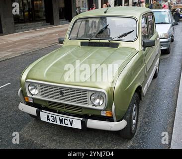 Vue de trois quarts de face d'une Renault 4 verte, 1983, exposée au Pall Mall, lors du spectaculaire St James Motoring 2024 Banque D'Images