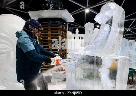 Oberhausen, Allemagne. 26 novembre 2024. Un artiste travaille sur une girafe de glace à des températures inférieures à zéro lors d'une exposition de sculptures sur glace et neige, Centro Oberhausen. Crédit : Christoph Reichwein/dpa/Alamy Live News Banque D'Images