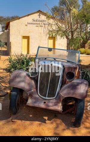 Accident de voiture devant l'église de Solitaire, dans le désert du Namib en Namibie, Afrique Banque D'Images