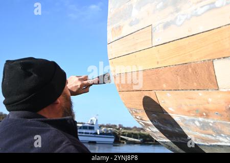 Travail sur Rummy 3 remplaçant les planches et les coutures à Southwold Banque D'Images
